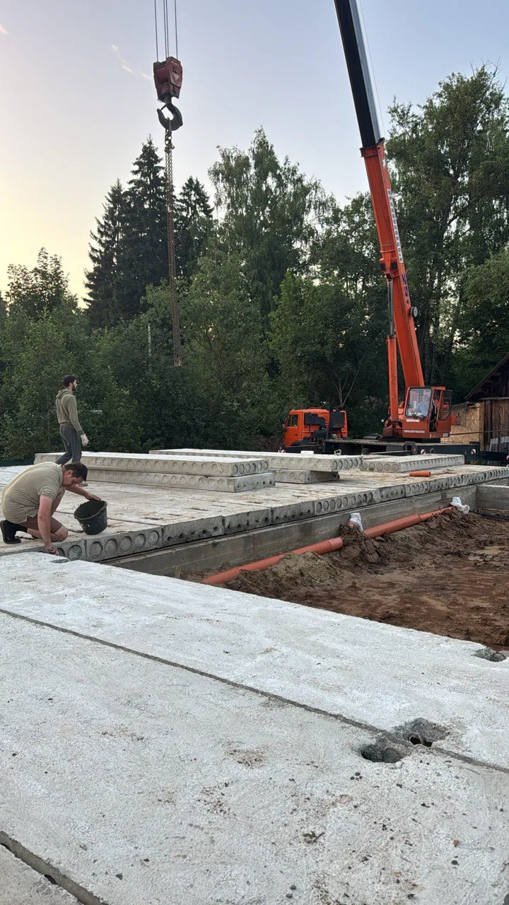 Монтаж плит краном на объекте