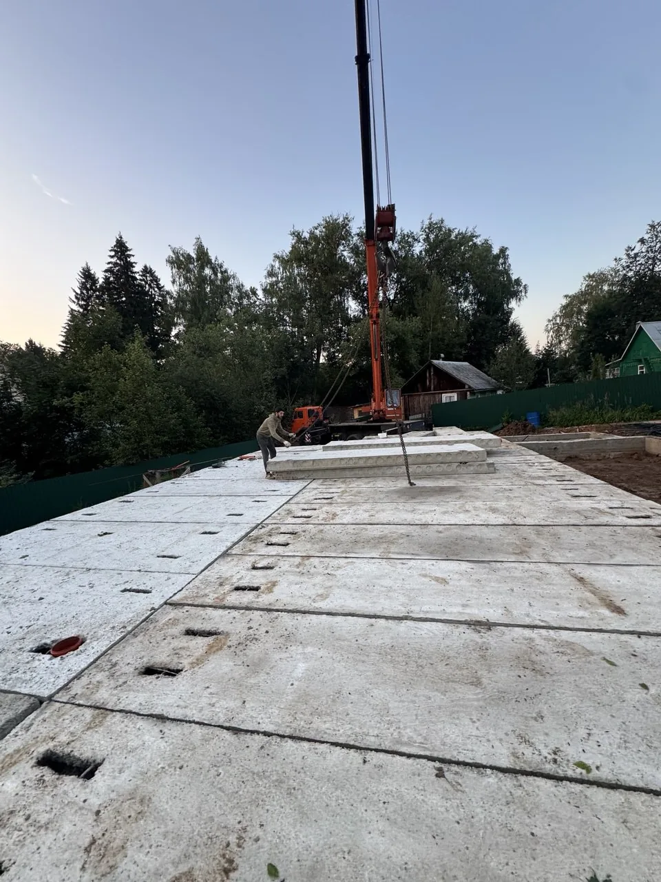Укладка плит краном